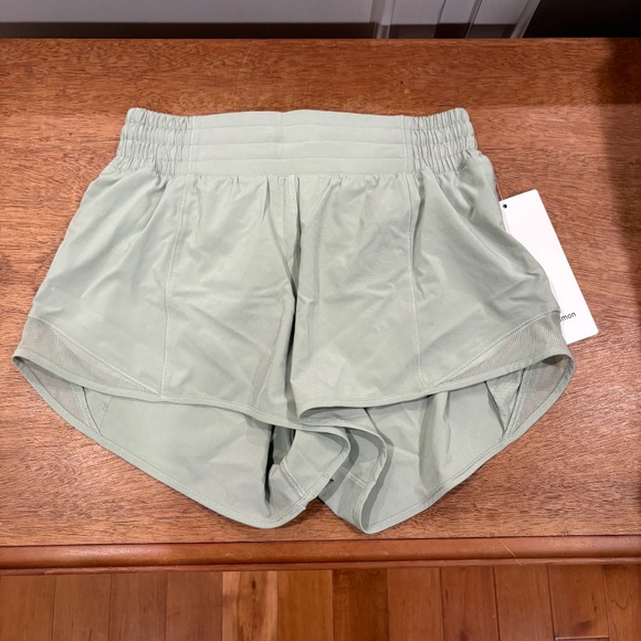 Lululemon Hotty Hot High-Rise Lined Short 2.5" Fog Green - Picture 5 of 9